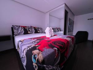 波哥大Dubai VIP Motel的一间卧室配有一张带象毯的床