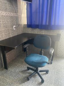 孔塔任Casa Geminada的一张带蓝色椅子和一张桌子的黑色书桌