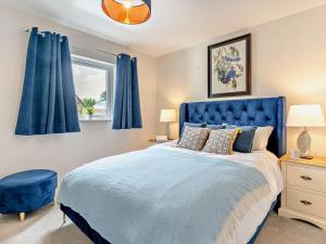 2 Bed in Gower 91724的卧室内的蓝色床,配有蓝色窗帘
