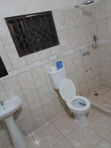 希登盖莱Chidenguele的一间带卫生间和水槽的浴室
