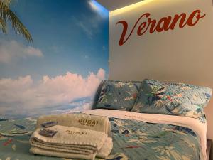 波哥大Dubai VIP Motel的卧室配有一张挂有墙上标志的床