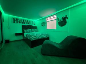 波哥大Dubai VIP Motel的绿色客房 - 带床和椅子