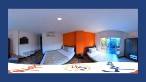 内瓦Hotel Sevilla Neiva的酒店客房设有两张床和窗户。