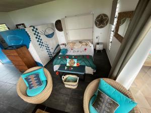 乌图罗阿La Suite Vue Lagon的一间卧室配有一张床和两把椅子