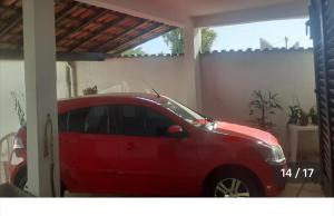 孔塔任Casa Geminada的一辆红色的汽车停在车库里
