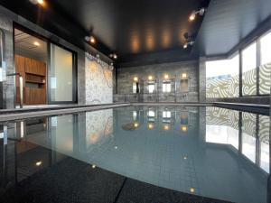 琴平町琴平公园酒店的大楼内的大型游泳池