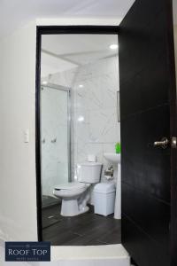 希利特拉ROOF TOP Hotel XILITLA的浴室配有卫生间、盥洗盆和淋浴。