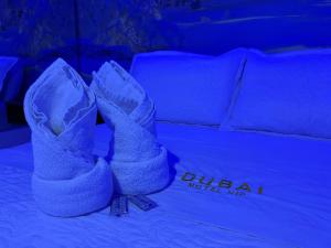 波哥大Dubai vip的沙发上一双鞋
