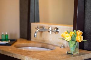 勒弗朗索瓦Villa Physacap的浴室水槽上的一个黄色花瓶