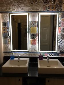 开罗Cairo Hub的浴室设有2个水槽和2个镜子