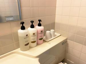 东京Hotel Royal Oak Gotanda的浴室的盥洗盆后面有三瓶