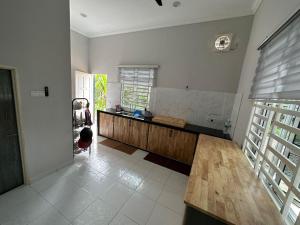 BalingD’Asam Homestay Baling的厨房配有柜台和台面