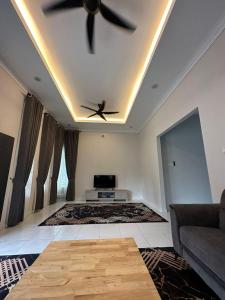 BalingD’Asam Homestay Baling的客厅配有吊扇和沙发。