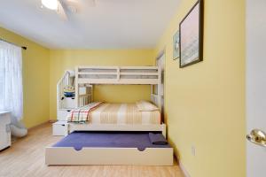 Pocono SummitZen Den - Pocono LakeFront with Hot Tub !的一间卧室配有两张双层床。
