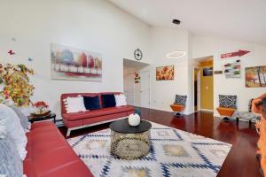 Pocono SummitZen Den - Pocono LakeFront with Hot Tub !的客厅配有红色沙发和地毯。