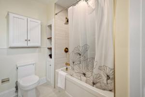 蒙克顿Spacious & Cozy Home in Highfield St Moncton的一间带卫生间和淋浴帘的浴室