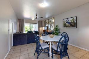 德班Ocean Villa的用餐室以及带桌椅的起居室。