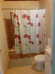 Spanish TownD'RESORT WAKE UP AND LIVE YAH的浴室设有鲜花和淋浴帘。
