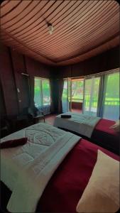 TapokrengRaflow Resort Raja Ampat的卧室设有两张床铺和木制天花板