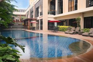 BatusangkarEmersia Hotel & Resort Batusangkar的一座建筑物中央的游泳池