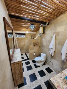 努沙杜瓦Peaceful Tranquil Villa in Nusa Dua的一间带卫生间和水槽的浴室