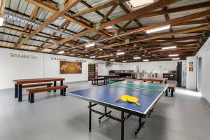 埃尔利海滩奇帕拉热带雨林旅馆的乒乓球室,配有乒乓球桌