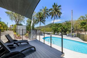 埃尔利海滩奇帕拉热带雨林旅馆的一个带椅子的甲板和一个游泳池