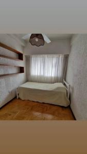 罗萨里奥Céntrico , Ideal para familias y amigos !的一间小卧室,配有一张带窗户的床
