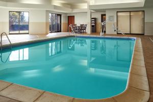 欧弗兰帕克欧弗兰帕克堪萨斯城/会展中心万怡酒店的蓝色的游泳池,位于酒店客房内