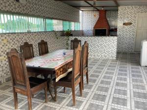 马瑙斯Casa Edgar的厨房铺有瓷砖地板,配有桌椅。