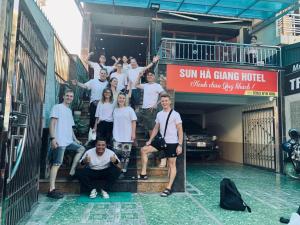 河江Sun Hà Giang Hotel的一群人站在大楼的楼梯上