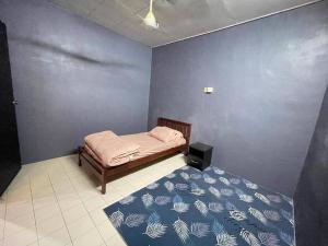 Kampong Batu LapanMP Homestay Lost world of tambun的一间卧室配有一张蓝色墙壁的床