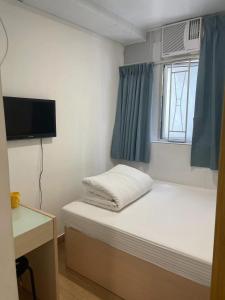 香港Timehouse Hong Kong Hostel Group的小房间设有床和窗户