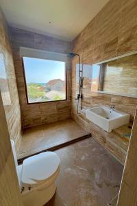 Tepus皇家尤格罗旅馆的一间带卫生间和水槽的浴室