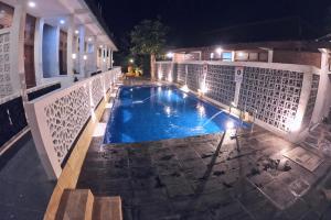 Tepus皇家尤格罗旅馆的一座建筑物中间的游泳池