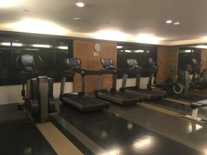 考陶Amari Residence的健身房,配有一排跑步机和机器