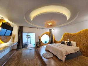 格兰岛Lala Villa Koh Larn的一间卧室设有一张大床和大型天花板。