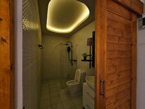格兰岛Lala Villa Koh Larn的一间带卫生间的浴室和天花板上的灯