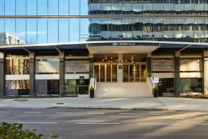 马德里Crowne Plaza Madrid - Centre Retiro, an IHG Hotel的前面有一条空的街道的建筑