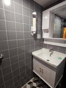 杭州杭州Yootel油条精品青年社交旅舍的一间带水槽和镜子的浴室