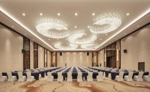 杭州杭州滨江开元名都大酒店的大型会议室,配有长桌和吊灯