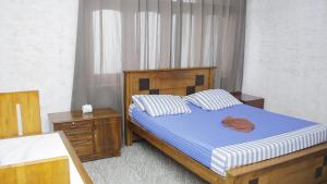 代希瓦勒希尔街旅舍的一间卧室配有一张带蓝色和白色棉被的床