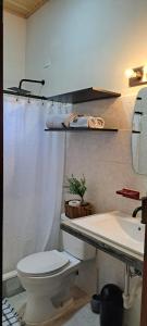 AntónLa Maison d' Ivonne的浴室配有白色卫生间和盥洗盆。