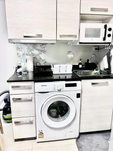 北革2Bedroom, WiFi, washing machine and small kitchen的厨房配有洗衣机和微波炉。