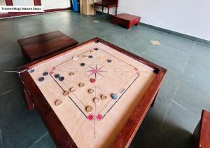 瑟格莱什布尔Pepper Corn Retreat by Travent Mug的一张带台球游戏的大型木桌