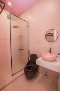 大叻Suri Homestay的带淋浴、卫生间和盥洗盆的浴室