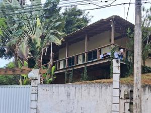 里约达欧特拉斯Casa da Praia em Costazul的拍房子照片的人