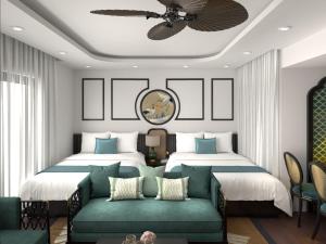 归仁Quy Nhon Pearl - FLC Sea Tower的一间带两张床和一张沙发的卧室