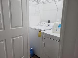 One room in a renovated duplex house near FSU的一间浴室