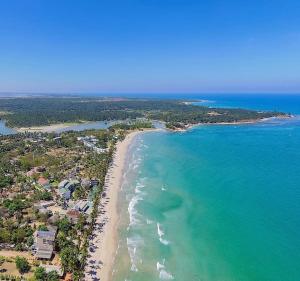 亭可马里Hostel Lali beach villa的享有海滩和海洋的空中景致